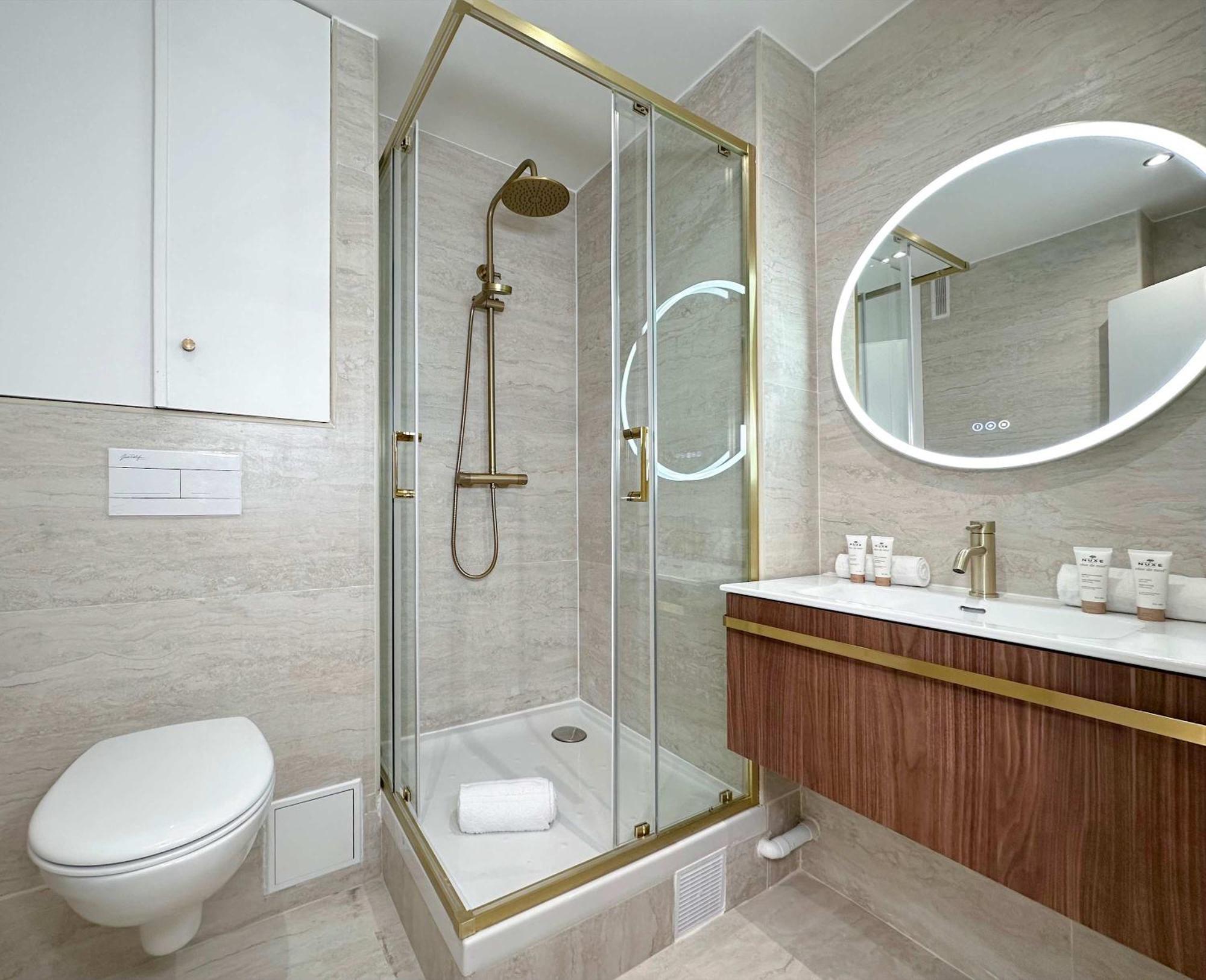 Premium Flat Balcony & Lift For 5