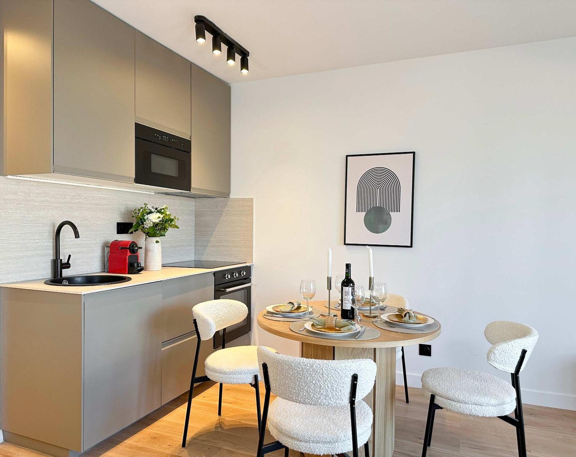 Premium Flat Balcony & Lift For 5