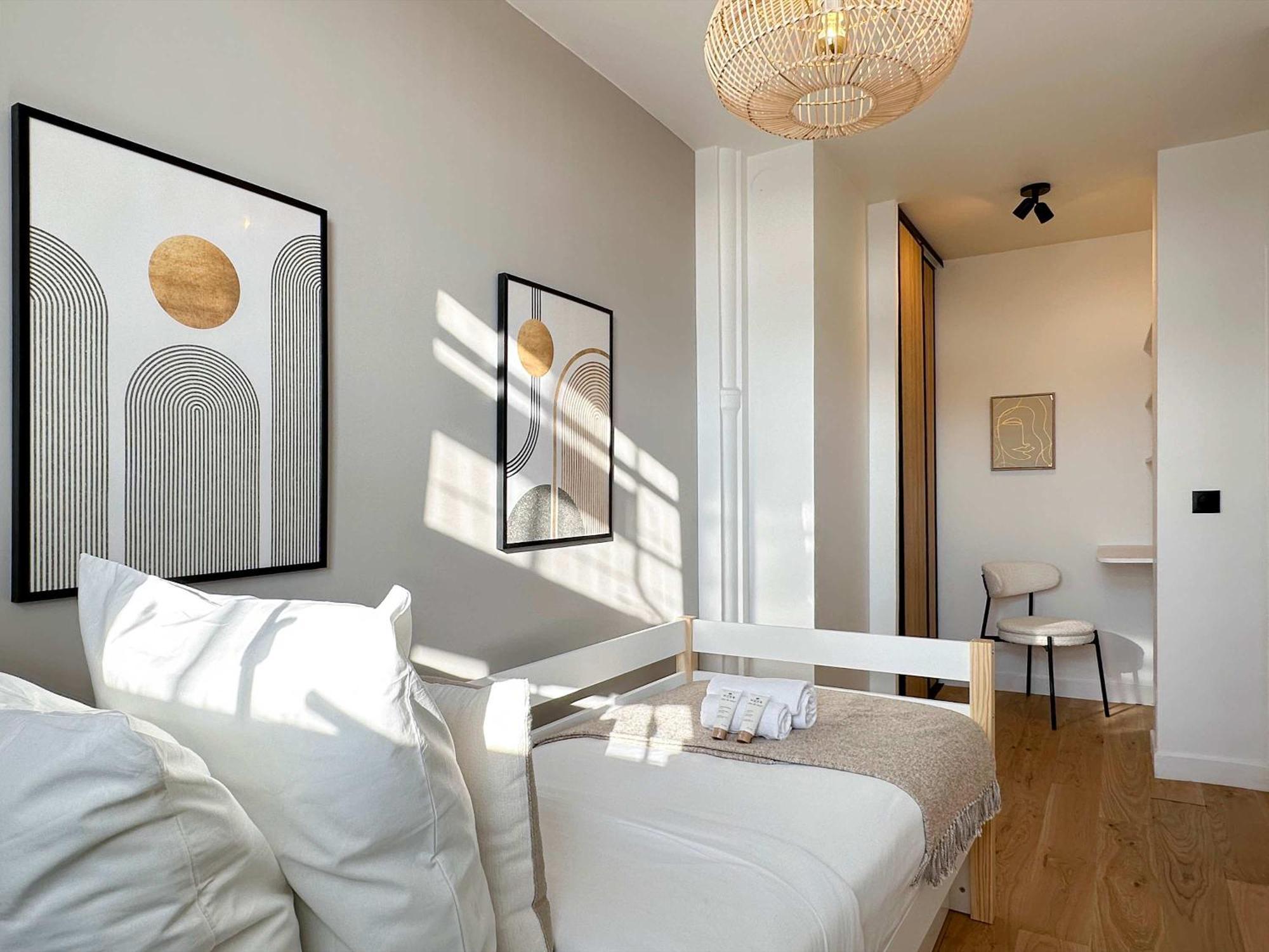 Premium Flat Balcony & Lift For 5